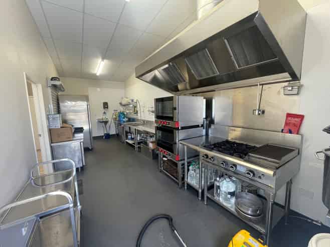 Fully equipped commercial kitchen + office