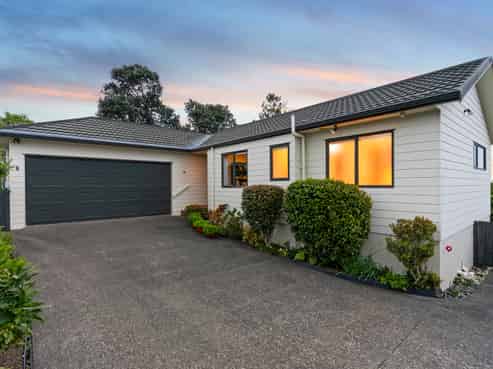 8B Aeroview Drive, Beach Haven
