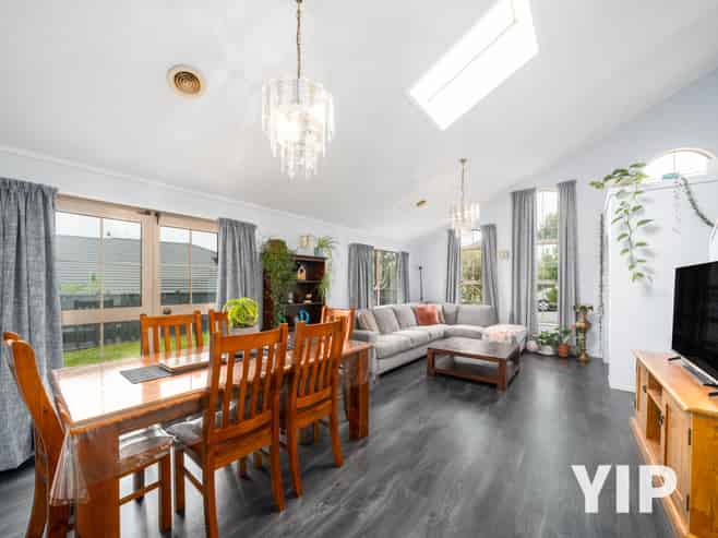 33 Peppertree Lane, Woodridge