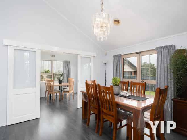 33 Peppertree Lane, Woodridge