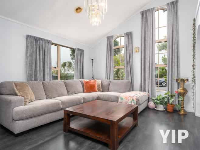 33 Peppertree Lane, Woodridge