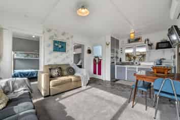 52 Fifth Avenue, Urenui