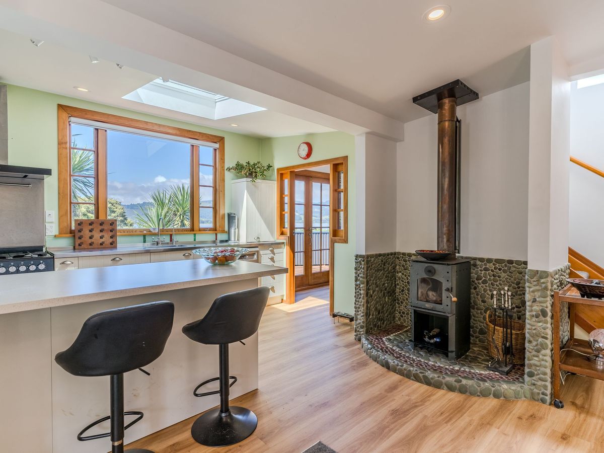 Home & Income with Stunning Coastal Views - Mehr