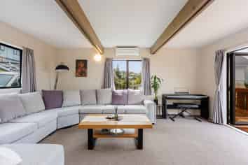 2/70 Ayton Drive, Totara Vale