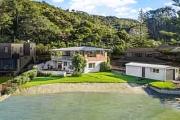 17 Weranui Road, Waiwera