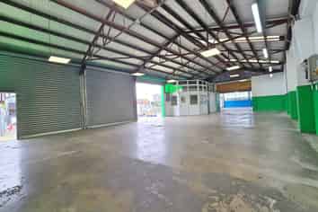 Showroom/Workshop next to Karanga-a-Hape Station