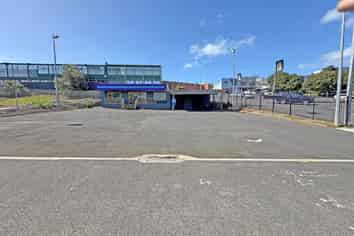 OFFICE WITH YARD FOR LEASE
