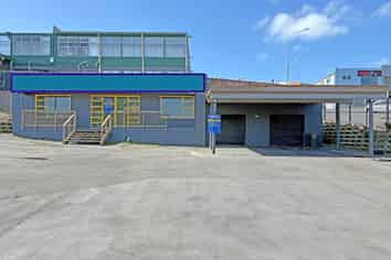 OFFICE WITH YARD FOR LEASE
