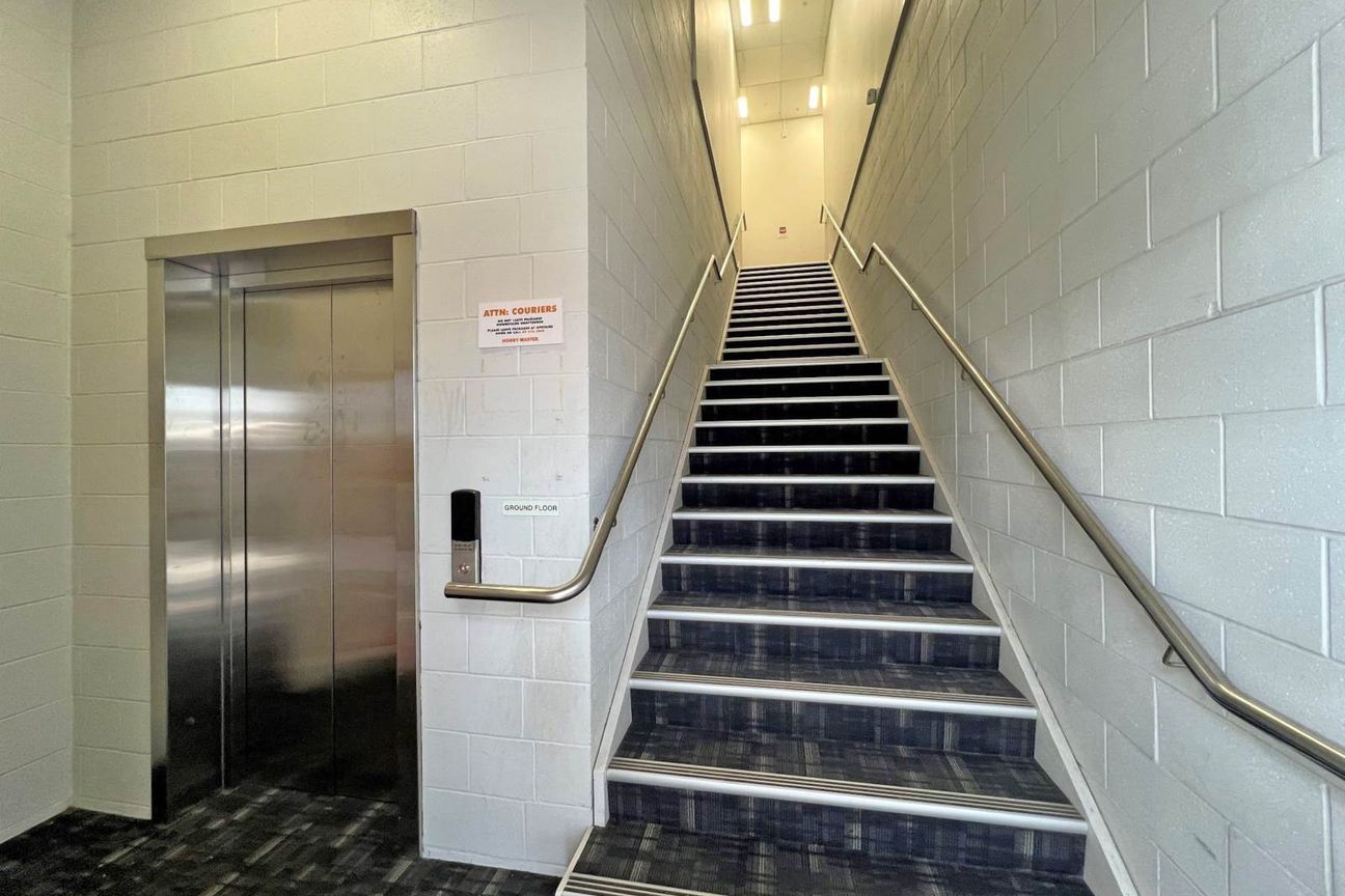 357M² TOP FLOOR SPACE FOR LEASE - Meer