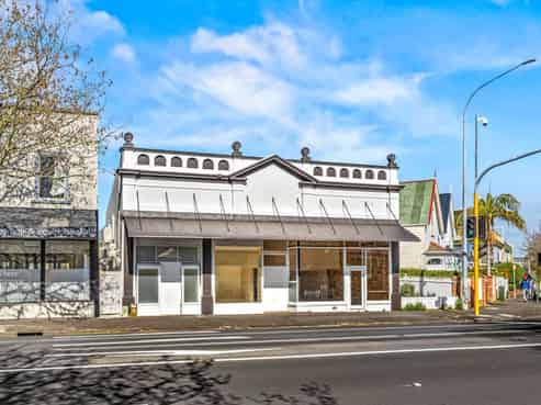 LANDMARK CHARACTER TROPHY
