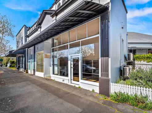 LANDMARK CHARACTER TROPHY
