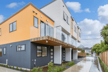 2,4/30 Woodford Ave, Henderson