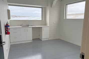 325M² TOP FLOOR SPACE FOR LEASE
