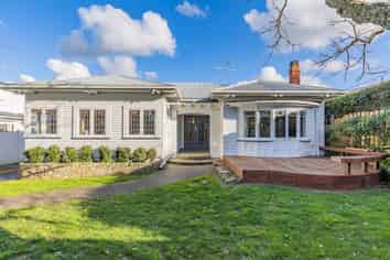 30 Hollywood Avenue, Epsom