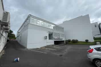 FULL BUILDING & 18 CARPARKS