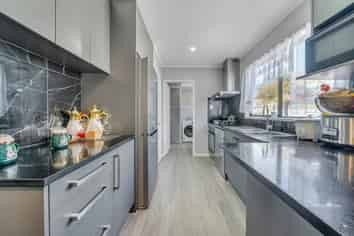 7 Frobisher Way, Clendon Park