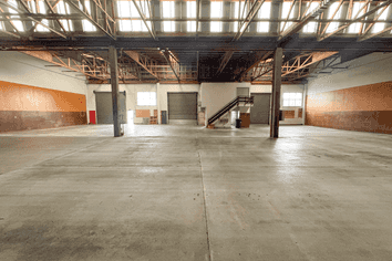 High Stud Warehouse Next to SH20 - 827 m²
