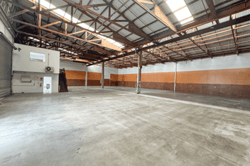 High Stud Warehouse Next to SH20 - 827 m²