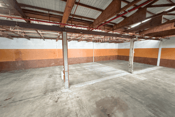 High Stud Warehouse Next to SH20 - 827 m²