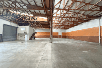 High Stud Warehouse Next to SH20 - 827 m²