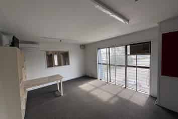 High Stud Warehouse Next to SH20 - 827 m²