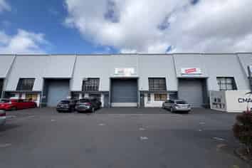 High Stud Warehouse Next to SH20 - 827 m²