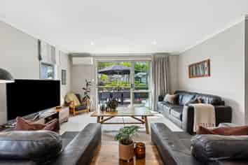 6 Rire Hau Lane, Pyes Pa