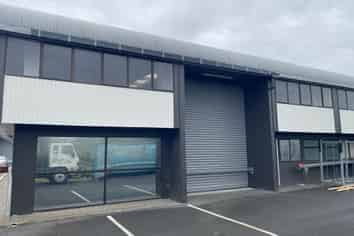 584SQM Versatile Warehouse with Ample Parking