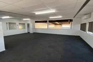 584SQM Versatile Warehouse with Ample Parking