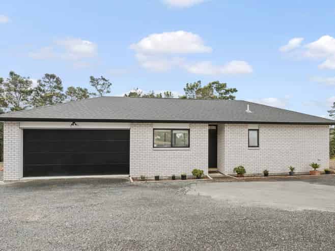 1261 East Coast Road, Okura