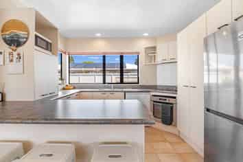 16A George Crescent, Buckland