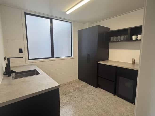Fully furnished office in a high-exposure location