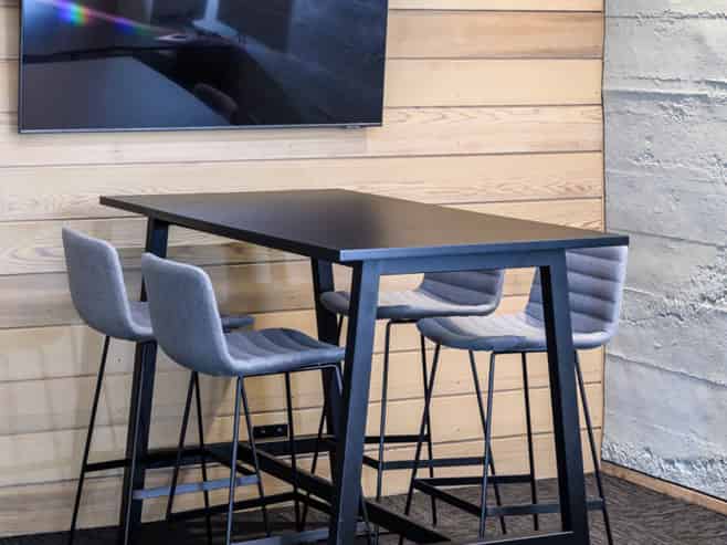 Fully furnished office in a high-exposure location