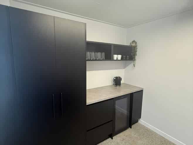 Fully furnished office in a high-exposure location