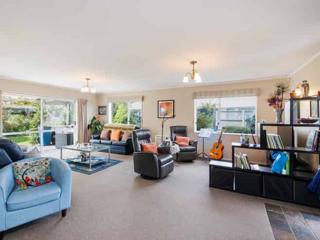 27 Norfolk Crescent, Feilding