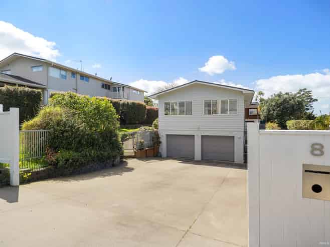 8 Asbury Crescent, Campbells Bay