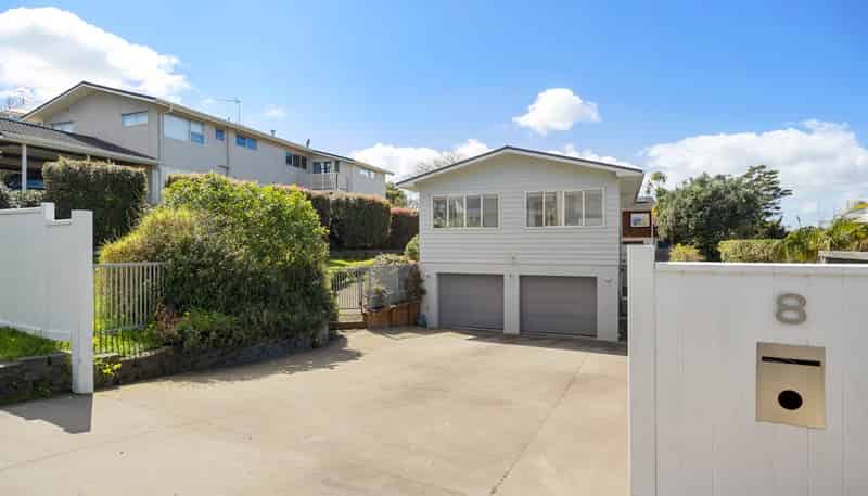 8 Asbury Crescent, Campbells Bay