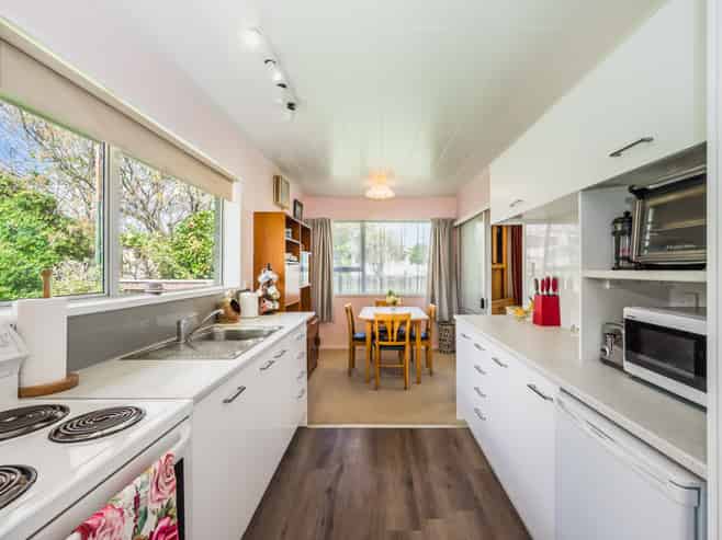 1 Graham Grove, Waikanae