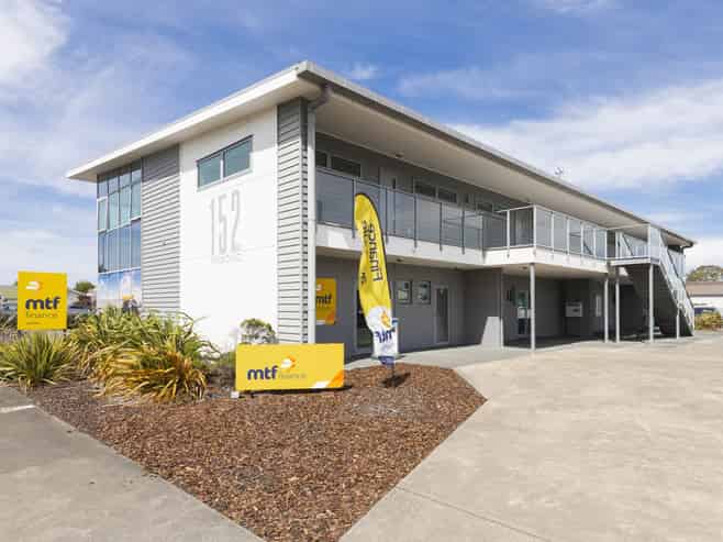 Prime Investment: 4 Apartments / 4 Office Leases