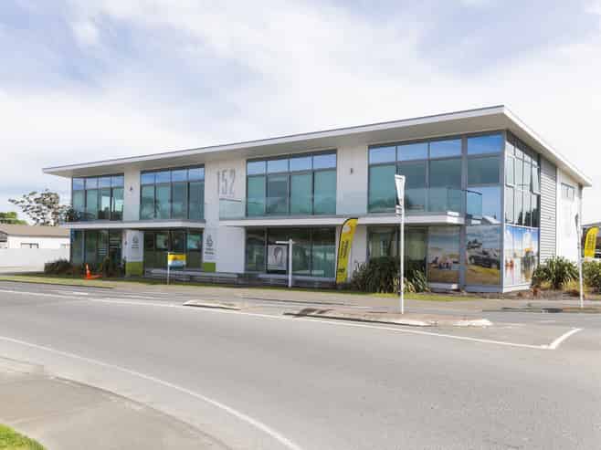 Prime Investment: 4 Apartments / 4 Office Leases