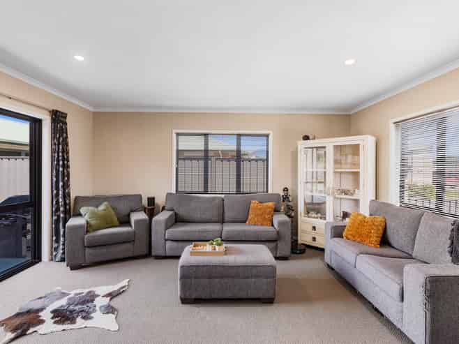 11 Lewis Way, Poraiti