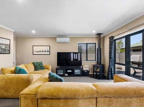 11 Lewis Way, Poraiti