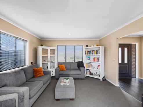 11 Lewis Way, Poraiti