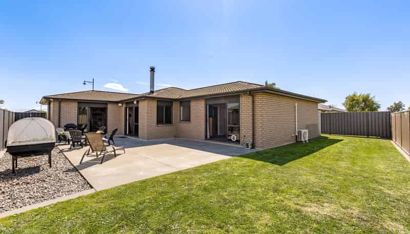 11 Lewis Way, Poraiti