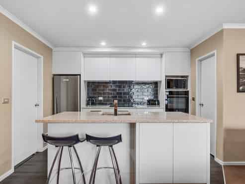 11 Lewis Way, Poraiti