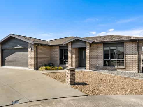 11 Lewis Way, Poraiti