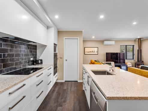 11 Lewis Way, Poraiti