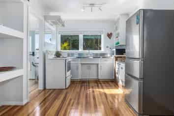 14 Allen Road, RAUMATI BEACH