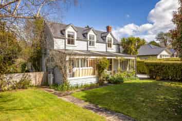 1677 Cust Road, Cust