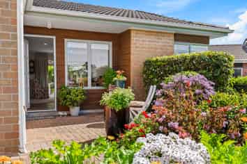 16 The Grove, Red Beach